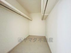 収納力豊富なウォークインクローゼット付き。洋服や小物などを1箇所にまとめて美しい収納を実現します。