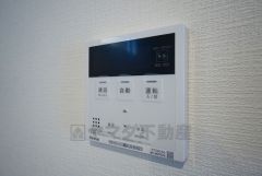 キッチン横からお湯張り、追い炊き、足し湯がボタン一つで楽々操作できる給湯機リモコンです。忙しい夕飯準備の時間帯に重宝しますね。