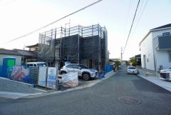 駐車スペースはゆとりある2台分を確保。マイカー用に、お客さま用に、余裕を持ってご利用いただけます。 ご夫婦で1台ずつと急な来客やご友人が来ても安心して駐車できます＾＾