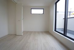 2面採光を確保した室内は、明るく大変居心地の良い空間となっております。