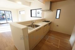 同仕様写真。対面式カウンターキッチンでお子様の様子が見守れます。カウンタートップは耐熱性に優れており、日ごろのお掃除もふき取るだけでＯＫ。ステンレスシンクも簡単にお掃除できますよ。