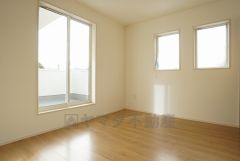 同仕様写真。寛ぎの時間を紡ぎだす主寝室は、大型ベッドを置いても余裕の広さを確保しています。