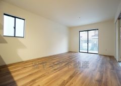 同仕様写真。日射熱や紫外線を大幅カットする遮熱Low-e複層ガラス採用のリビング。陽当たり良好で、夏は涼しく、冬は暖かいので、いつでもご家族がくつろげる空間になっております。