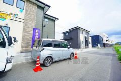 カースペース並列2台＾＾前面道路は西側約5m、東側約32.2ｍ。 車の離合もスムーズです。