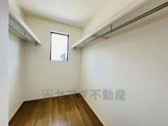 収納力豊富なウォークインクローゼット付き。洋服や小物などを1箇所にまとめて美しい収納を実現します。