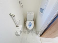 温水洗浄機付トイレです。節水機能もあるので、安心して使えますね。もちろん、1階2階の2ヶ所にトイレがあるので、忙しい朝にもゆとりができますね。
