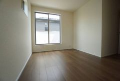 木目調のシンプルデザインで落ち着きと安らぎの空間に仕上げています。各部屋に収納が完備されているので、お荷物が多くなっても安心の設計です。