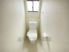 温水洗浄機付トイレです。節水機能もあるので、安心して使えますね。もちろん、1階2階の2ヶ所にトイレがあるので、忙しい朝にもゆとりができますね。