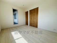 住む人のこだわりを活かす洋室＾＾日当たりがよく、寝室としての利用もおすすめ。広めのクローゼットもあり荷物もすっきり片付けれ、ゆとりのある暮らしが出来ます＾＾