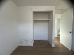 収納力豊富なウォークインクローゼット付き。洋服や小物などを1箇所にまとめて美しい収納を実現します。