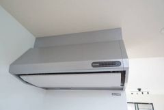 調理により発生する油煙や臭いを吸い込み、屋外へ排気してくれます。