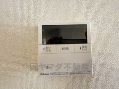 キッチン横からお湯張り、追い炊き、足し湯がボタン一つで楽々操作できる給湯機リモコンです＾＾忙しい夕飯の準備の時間帯に重宝しますね。