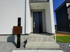 ブラックトーンの玄関扉＾＾外壁とマッチングしていてかっこいいですね＾＾家の顔となる玄関扉がかっこいいと、たくさんの人を招き入れたくなりますね＾＾