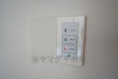 キッチン横から玄関錠の開錠施錠が出来ます。