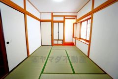 和室をご用意しました。普段はリビングとつなげて開放的なスペースとして。来客時には客間としてお使いいただけます。