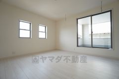 同仕様写真。全居室にはたっぷり収納できる大型クローゼットを設置しています。窓には断熱性・保温性にすぐれ、省エネ効果のあるペアガラスを採用。冬には結露を防止します。