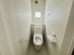 温水洗浄機付トイレです。節水機能もあるので、安心して使えますね。もちろん、1階2階の2ヶ所にトイレがあるので、忙しい朝にもゆとりができますね。