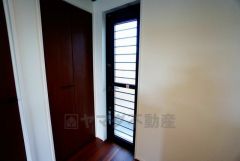 ごみの仮置きに便利な勝手口付き。