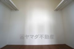 同仕様写真。ハンガーパイプ付で散らかりがちな洋服類もきれいに整理できます。使用頻度が少ないものは枕棚の上に、足元には3段ボックスを置いて、フル活用できるクローゼットです＾＾
