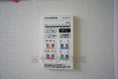 浴室暖房乾燥機には、暖房、乾燥、涼風、換気の4つの機能が付いています。タイマー付きです。