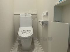 温水洗浄機付トイレです。節水機能もあるので、安心して使えますね。もちろん、1階2階の2ヶ所にトイレがあるので、忙しい朝にもゆとりができますね。