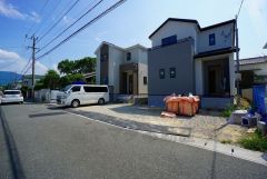 大型車の通行が少なく、騒音や振動が少ないので静かで快適な生活を送れます。