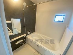 1日の疲れを癒すくつろぎのバスルーム。足を伸ばしてもゆったりと入れるサイズです。