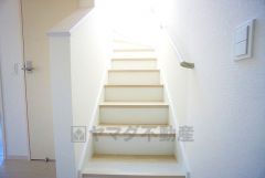 階段は段数を通常より1段多く段差を低く設定し、足元灯も完備。より安全な階段を追求しました。