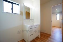 三面鏡つき洗面台。収納も一体型になっているので、ドライヤーやヘアアイロンの置き場に困りませんね。