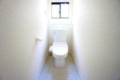 温水洗浄機付トイレです。節水機能もあるので、安心して使えますね。もちろん、1階2階の2ヶ所にトイレがあるので、忙しい朝にもゆとりができますね。