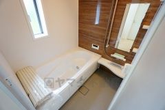 同仕様写真。1坪サイズの浴室は、足をのばしてリラックスできます。浴室乾燥機付きなので、雨の日も気にせず洗濯物が干せます。