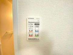 浴室暖房乾燥機には、暖房、乾燥、涼風、換気の4つの機能が付いています。タイマー付きです。