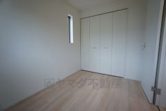 木目調のシンプルデザインで落ち着きと安らぎの空間に仕上げています。各部屋に収納が完備されているので、お荷物が多くなっても安心の設計です。