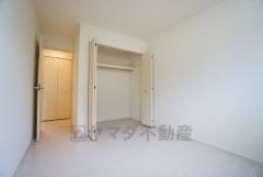 全居室にはたっぷり収納できる大型クローゼットを設置しています。窓には断熱性・保温性にすぐれ、省エネ効果のあるペアガラスを採用。冬には結露を防止します。