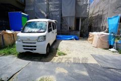 カースペースは並列3台分。 ご夫婦で1台ずつ所有出来ます＾＾ スーパーまで徒歩9分。 コンビニまで徒歩13分。周辺環境充実。