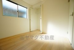 同仕様写真。暖かい日差しが差し込む洋室。たっぷり収納できるクローゼット付きでお部屋の中をすっきりと快適に保てます。