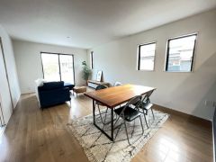 大きな窓のあるリビングは、陽光あふれる明るい空間です。居心地良く、ご家族皆がゆったり寛げる憩いの空間となりそうです。