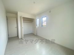 木目調のシンプルデザインで落ち着きと安らぎの空間に仕上げています。各部屋に収納が完備されているので、お荷物が多くなっても安心の設計です。