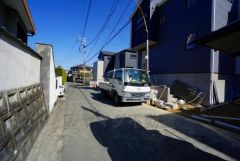 前面道路は、公道西側約4.6ｍ、私道北側4.6ｍ。車通りが少ないため小さなお子様がいるご家庭でも安心です＾＾