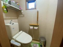 温水洗浄機付トイレです。節水機能もあるので、安心して使えますね。もちろん、1階2階の2ヶ所にトイレがあるので、忙しい朝にもゆとりができますね。