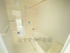 1坪サイズの浴室は、足をのばしてリラックスできます。浴室乾燥機付きなので、雨の日も気にせず洗濯物が干せます。 足を伸ばせる浴槽で毎日の疲れを癒してください。お子様と入っても十分ゆったりサイズです。