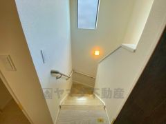 ご年配の方でも安心できる、手すり付き階段です＾＾段差も低めで設定されてますので安全性にも優れてますね＾＾