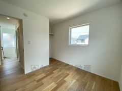 全居室にはクローゼットを設置しています。窓には断熱性・保温性にすぐれ、省エネ効果のあるペアガラスを採用。冬には結露を防止します。