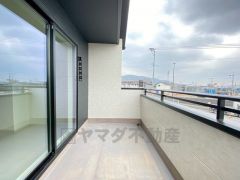 お洗濯物を干すスペースとしても十分な広さがあります。  お天気の良い日はお洗濯物がよく乾きそうな日当たり良好のバルコニー＾＾