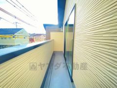 お天気の良い日はお洗濯物がよく乾きそうな日当たり良好のバルコニー