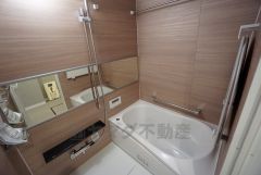 1日の疲れを癒すくつろぎのバスルーム。リラックスできるバスタイムを過ごせます。雨の日の洗濯も安心できる浴室暖房乾燥機付き浴室。リモコンで操作もボタン1つで簡単。