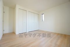 同仕様写真。住む人のこだわりを活かす洋室＾＾日当たりがよく、寝室としての利用もおすすめ。広めのクローゼットもあり荷物もすっきり片付けれ、ゆとりのある暮らしが出来ます＾＾
