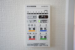 同仕様写真。雨の日の洗濯も安心できる浴室暖房乾燥機付き浴室。リモコンで操作もボタン1つで簡単。 浴室暖房乾燥機には、暖房、乾燥、涼風、換気の4つの機能が付いています。タイマー付きです。