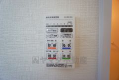 浴室暖房乾燥機には、暖房、乾燥、涼風、換気の4つの機能が付いています。タイマー付きです。