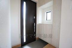 同仕様写真。たっぷり収納できるシューズボックスです。家族全員の靴がきれいに整頓できます。棚の上にお花や写真を飾っても良いですね。